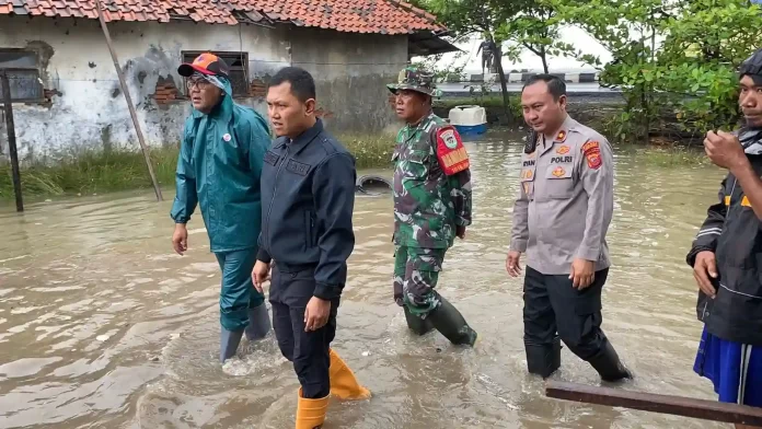 polres indramayu dan instansi lain kunjungi tanggul laut jebol