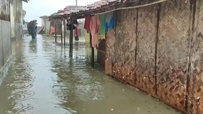 tanggul laut penahan ombak eretan kulon jebol