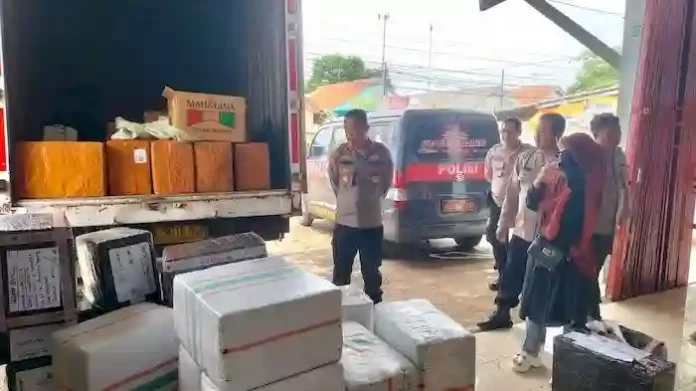 polsek sindang indramayu berhasil amankan puluhan dus petasan