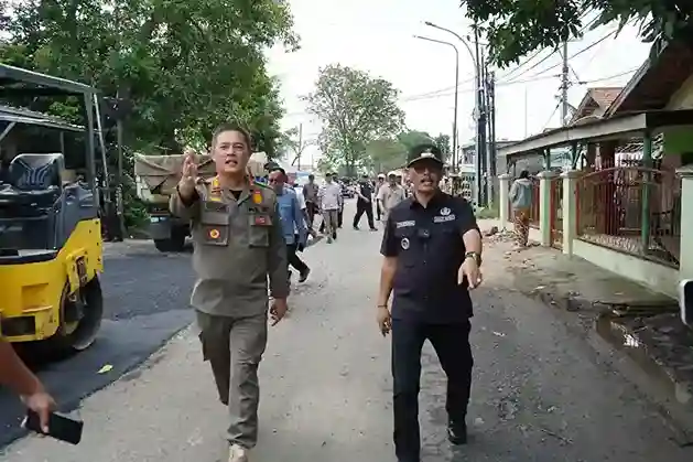 pemkab indramayu mulai perbaiki jalan yang rusak