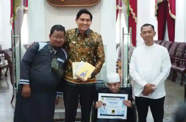 rizal disabilitas penulis tiga buku diberi penghargaan oleh lucky hakim