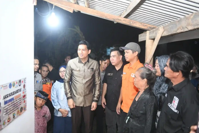 bersama relawan bupati lucky hakim kunjungi rumah sementara