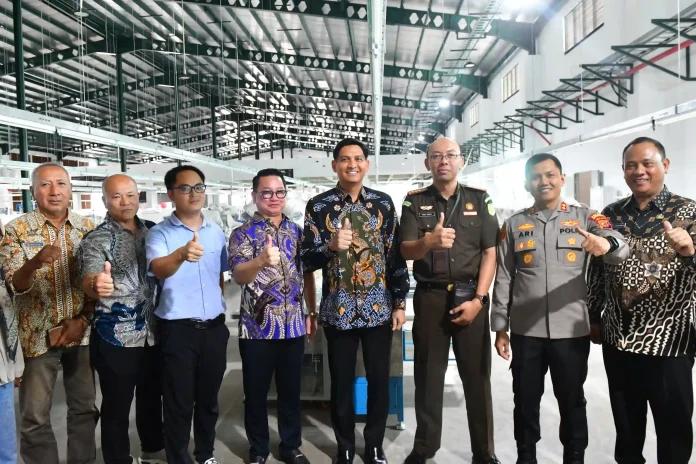 bupati lucky hakim minta prioritaskan pekerja lokal