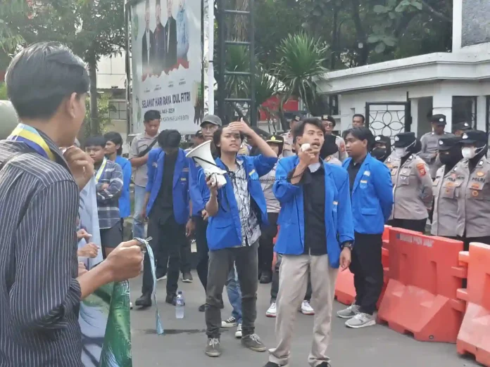 mahasiswa indramayu tuntut revisi perda sampah dan pasar
