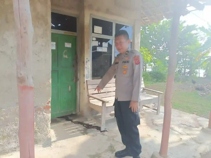 seorang pria ditemukan membusuk didalam kamar
