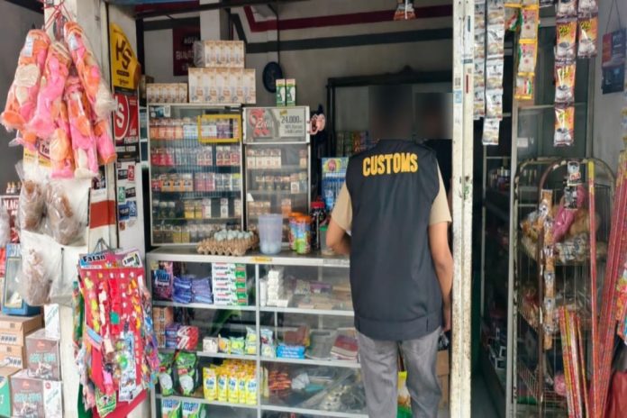 Attachment for Bersihkan Rokok Ilegal, Bea Cukai Malang Kunjungi Toko Kelontong