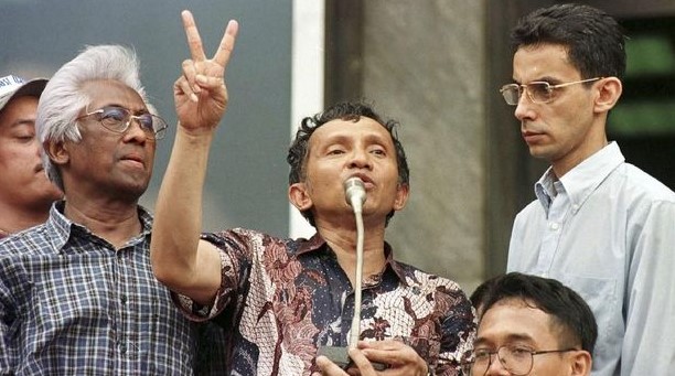 Amien Rais, Adnan Buyung Nasution, Reformasi, bandingkan pelaksanaan demokrasi pancasila pada masa orde baru dan masa reformasi