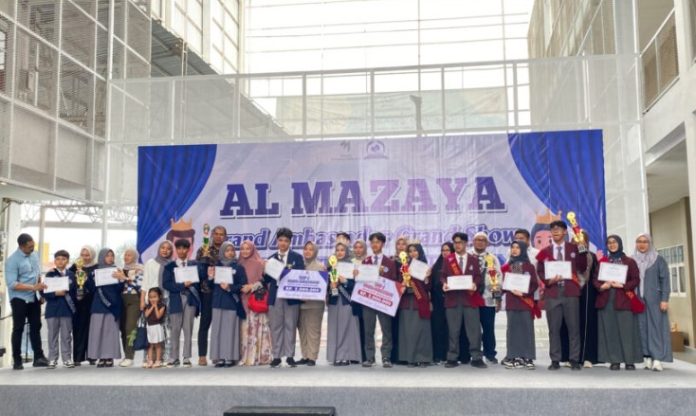 Foto bersama Brand Ambassador Al Mazaya Islamic School, para orang tua, dan dewan guru Al Mazaya Islamic School Banjarmasin, Brand Ambassador Al Mazaya, Duta Sekolah, Pemilihan Brand Ambassador 2025, Pendidikan Banjarmasin