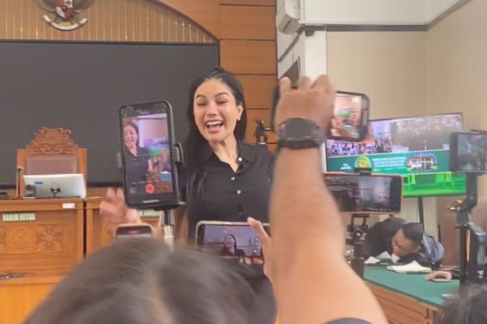 Attachment for Mengapa Nikita Mirzani Masih Bisa Live Jualan dari dalam Rutan?