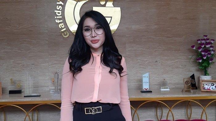 Gendernya Jadi Kontroversi, Lucinta Luna Serang Kuasa Hukum Roy Suryo