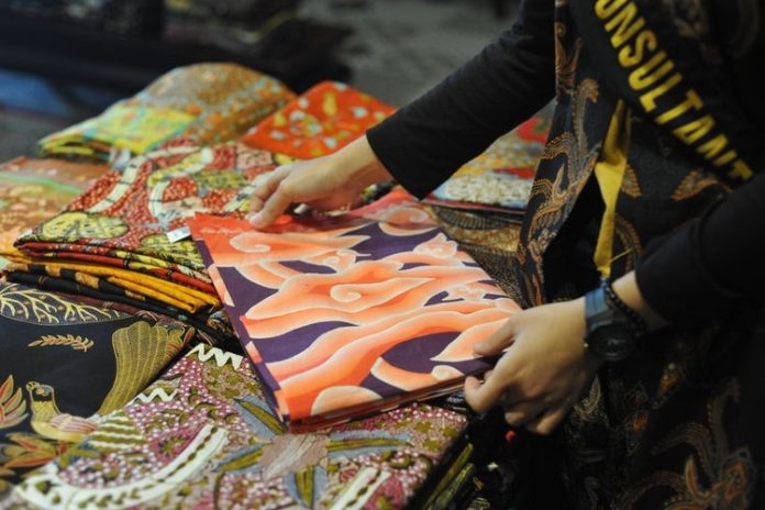 Attachment for Hanya Cantik, Motif Batik dan Cincin Berlian Ini Bawa Makna Cinta Mendalam!