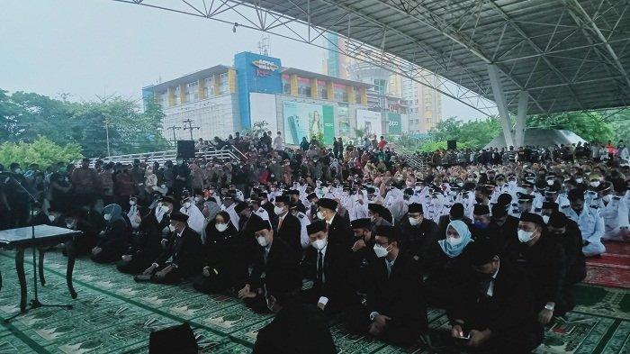 Ketua RT/RW Makassar Dilantik di Lapangan Karebosi, Baju Putih dan Rompi Marun Jadi Saksi