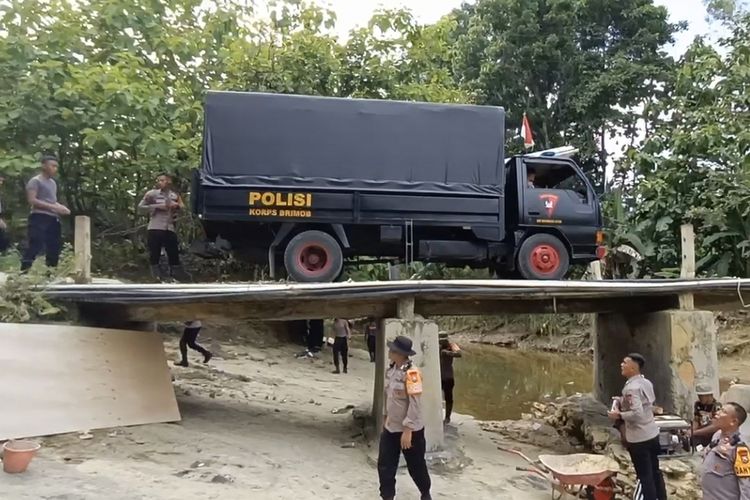 Dua Kepsek Terseret Sungai, Tulang Patah Akibat Jembatan Tanpa Pembatas