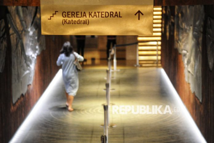 Attachment for Polisi Perketat Pengamanan Gereja di Jakarta Jelang Natal