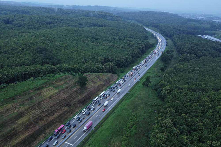 Lalu Lintas Tol Trans Jawa Melonjak 42% Saat Arus Mudik Nataru
