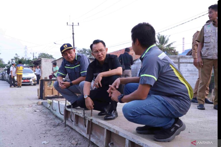 Bupati Garut cek langsung proyek perbaikan jalan, pastikan sesuai standar nasional 40 cm